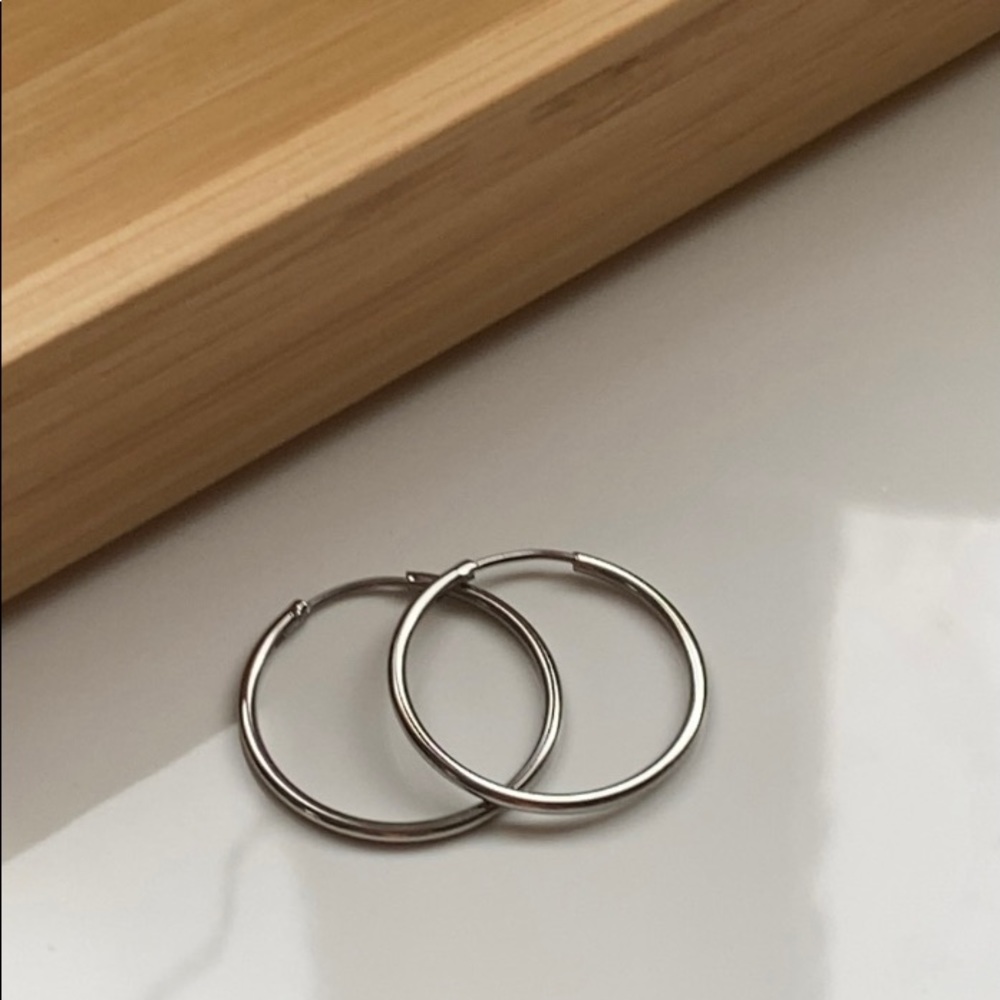 STAINLESS STEEL ROUND MINIMALIST HOOP EARRING - Picture 2 of 8